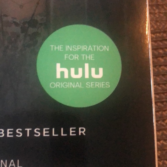 New book Nine Perfect Strangers - Picture 2 of 5